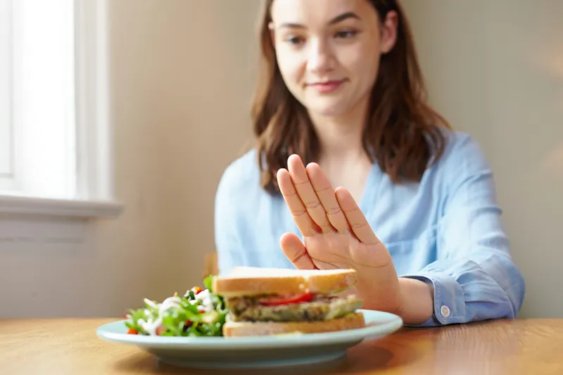 Девушка отказывается от еды